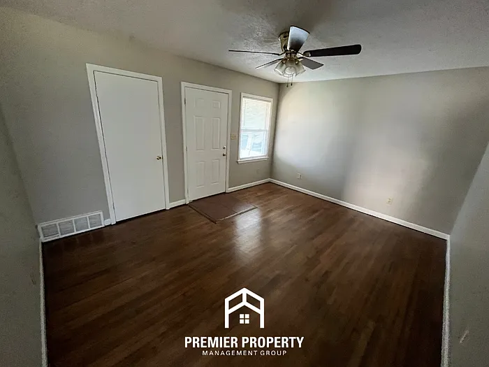 3 bed, 1.5 bath, 1056 sqft, $1,095 — Photo 2