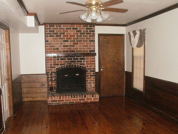 Oversized familyroom w/fp