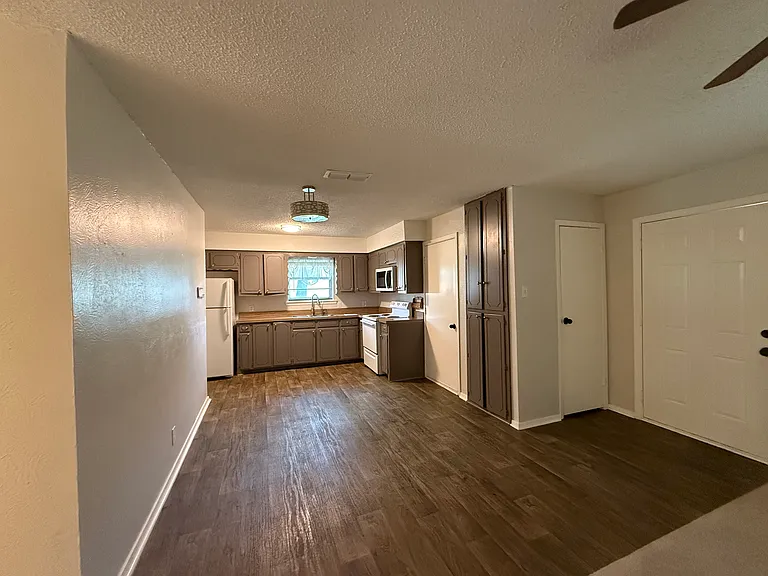 1212 S Clements St — Photo 2