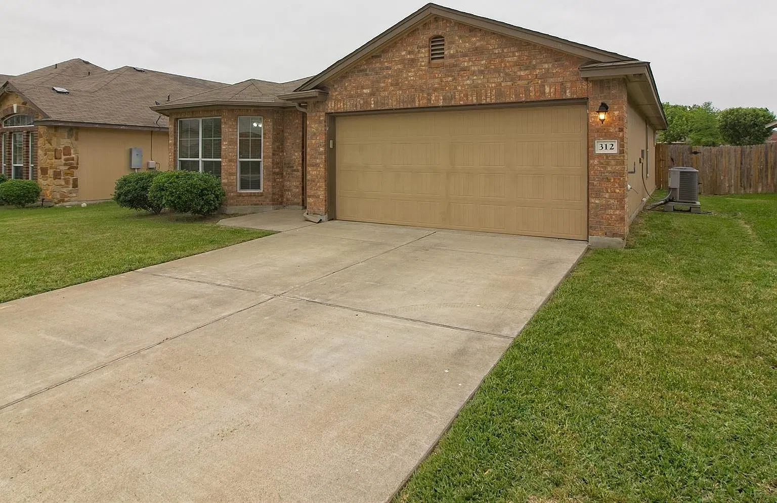 3 bed, 2.0 bath, 1376 sqft, $1,600 — Photo 2