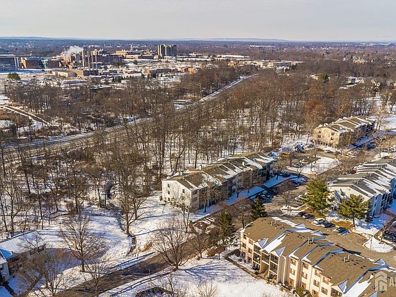 3rd image of 307 Hampshire Ct