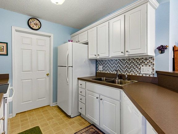 4th image of 200 Country Manor Dr. #B