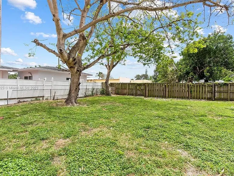 2434 McKinley St — Photo 4