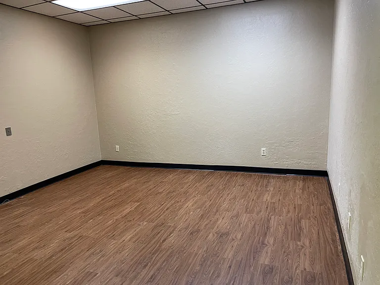 Middle office space