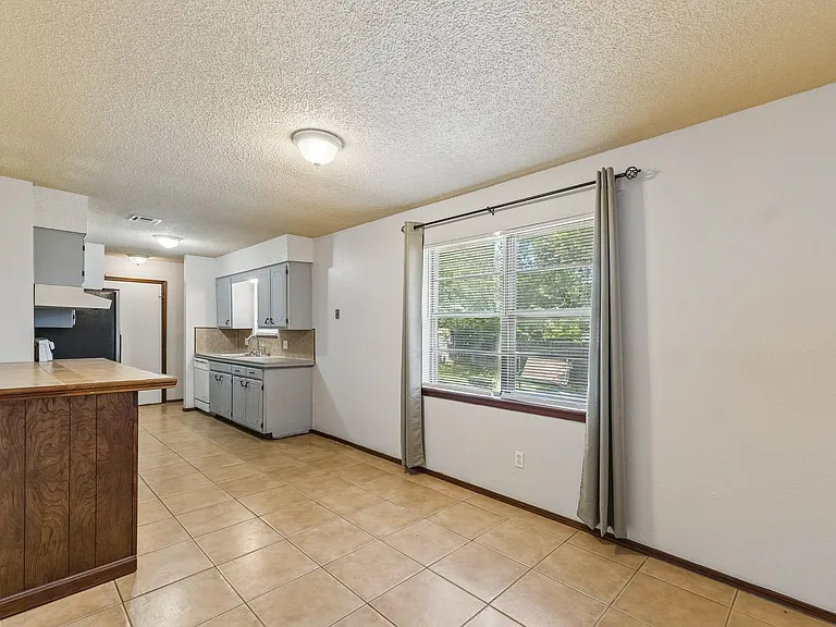 3401 E Noble Dr — Photo 6
