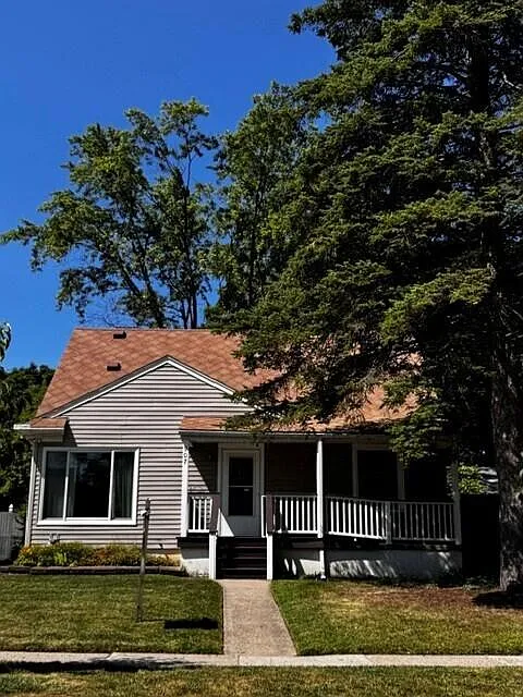 3 bed, 1.0 bath, 1200 sqft, $2,500 — Photo 3
