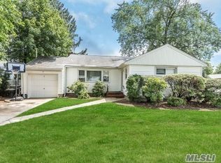 12 Cathy Ct, Malverne, NY 11565