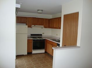 36 Gant Cir APT F, Streamwood, IL 60107