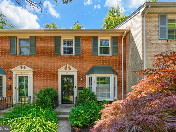 261 Commons Dr NW, Vienna, VA 22180