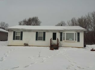 8612 Pettysville Rd, Pinckney, MI 48169