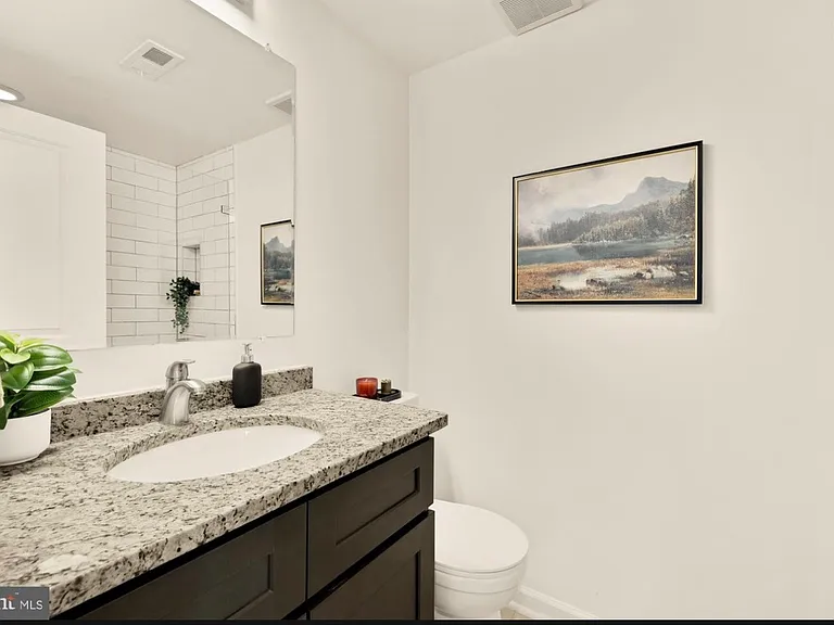 760 Gresham Pl NW — Photo 25