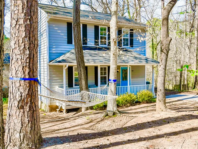 39 Burgess Ln — Photo 2