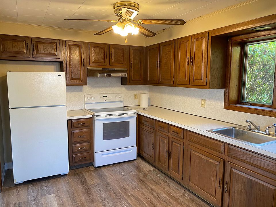 Spacious kitchen with lots of counter space
