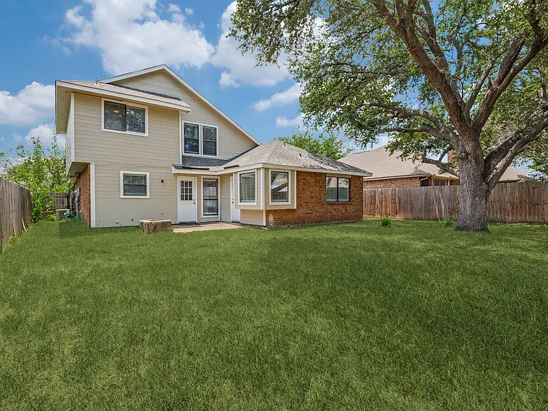 2844 Linden Ln — Photo 8