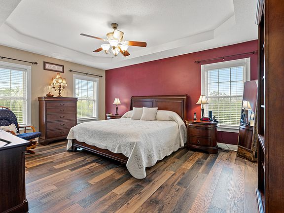 4th image of 909 Medley Dr