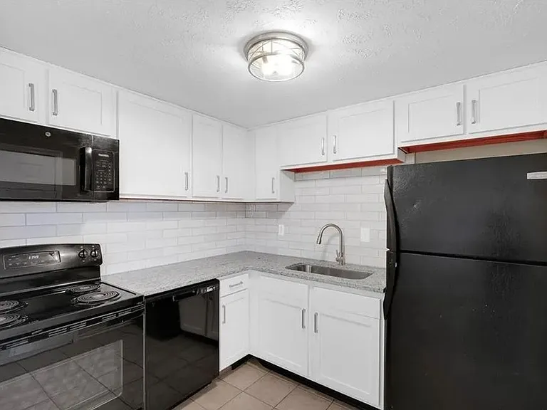 1310 Longfellow Dr — Photo 4