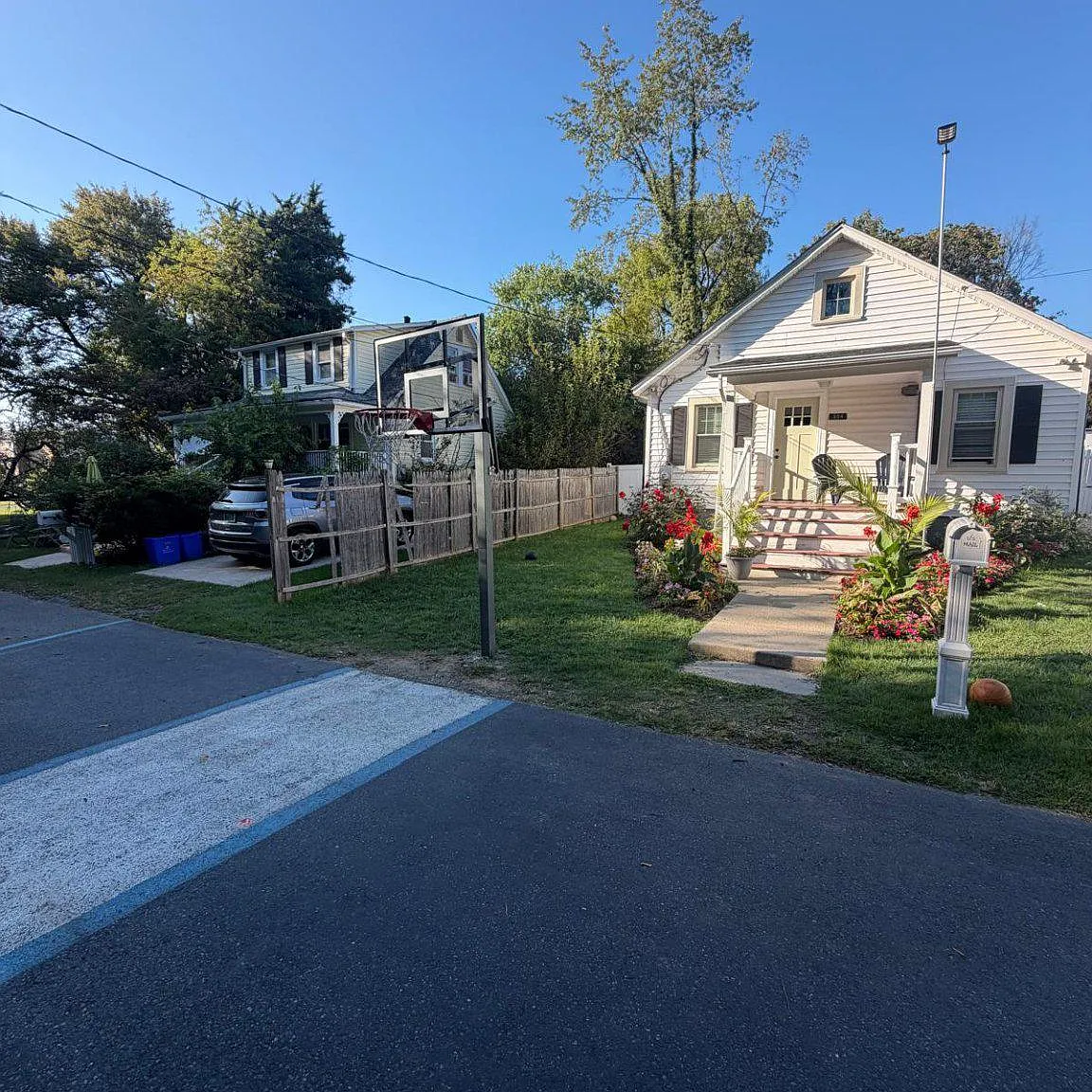 3 bed, 1.0 bath, 1008 sqft, $2,500 — Photo 1