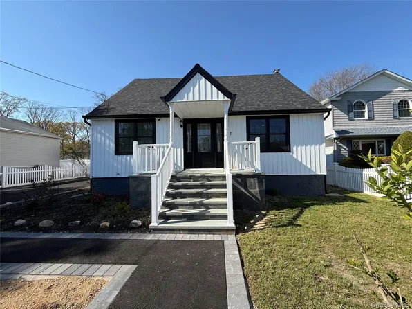 7 E Lakeland Street, Bay Shore, NY 11706