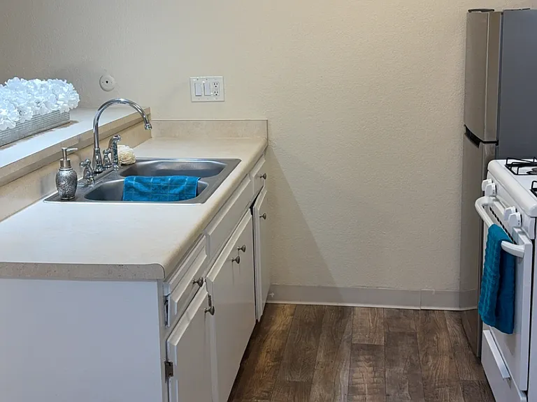 Lincoln Village Apartments — Photo 18