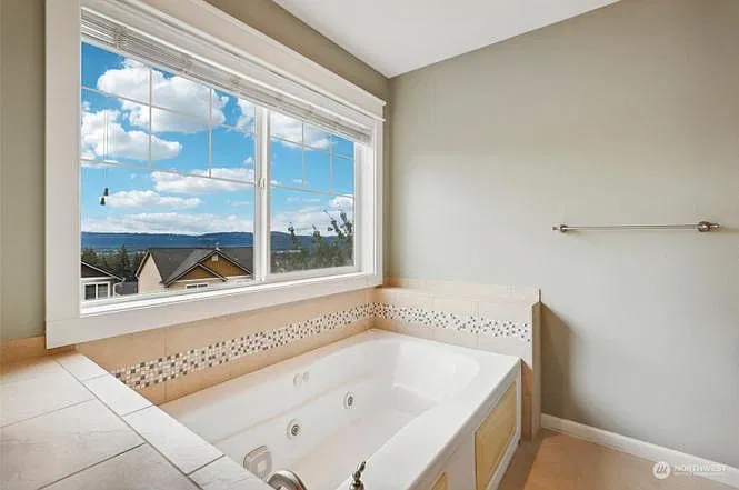 3 bed, 2.5 bath, 1901 sqft, $2,765 — Photo 3