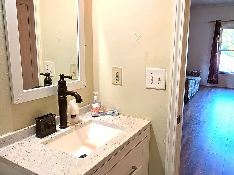 Full bathroom - Shared with 1 occupant