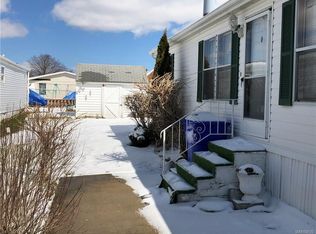 1201 Maplewood Dr, Lockport, NY 14094