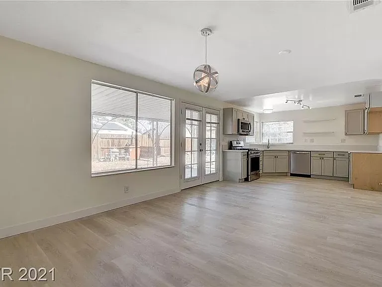 3554 El Camino Rd — Photo 5