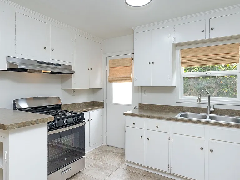136 Oxnard Ave — Photo 11