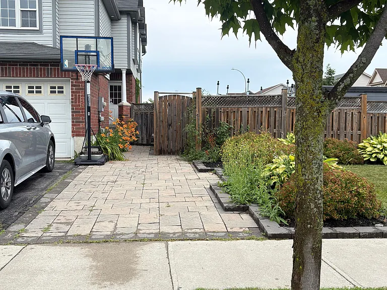 2 Sophia Cres — Photo 1