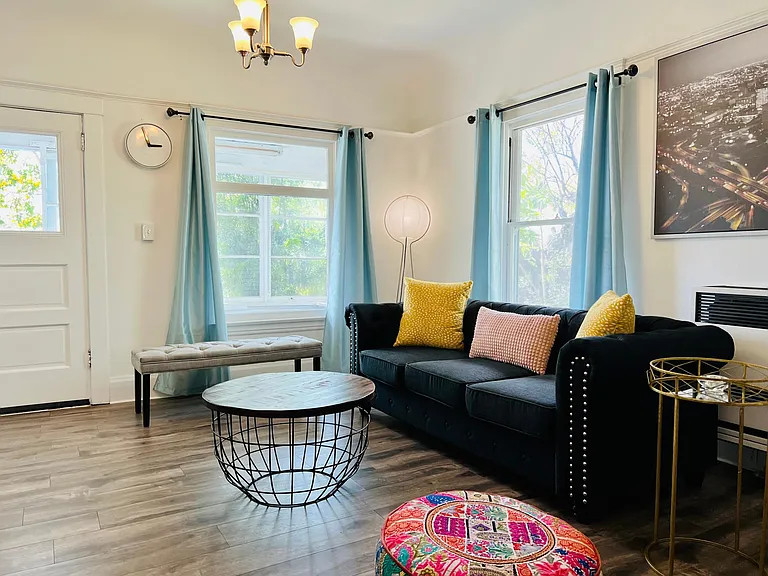 516 N Virgil Ave — Photo 1