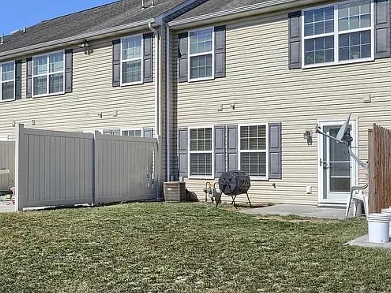 413 Eisenhower Dr — Photo 11