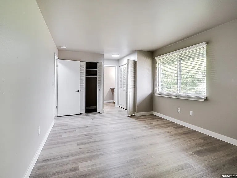 Maple Crest Apartments (Calumet Grove) — Photo 17