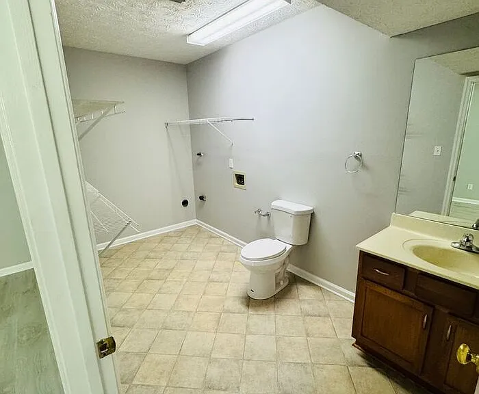 1221 Overton Ln — Photo 14