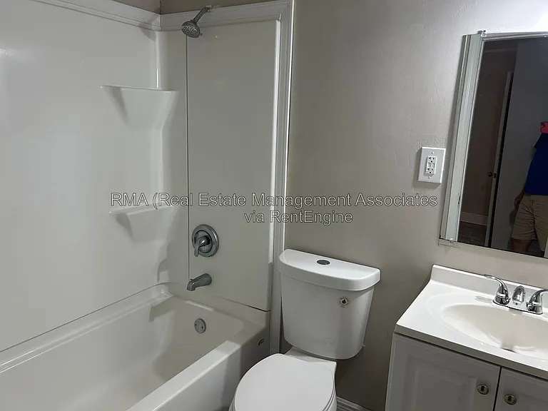 915 E Broadway St — Photo 7