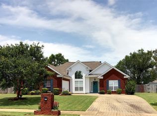 824 Bluegrass Dr, Prattville, AL 36066