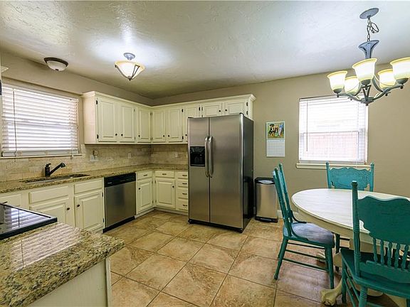 5th image of 1100 Oakwood Dr