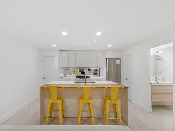 3rd image of 15 E Franklin St Floor 1