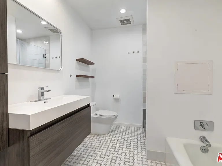 1100 Alta Loma Rd — Photo 17