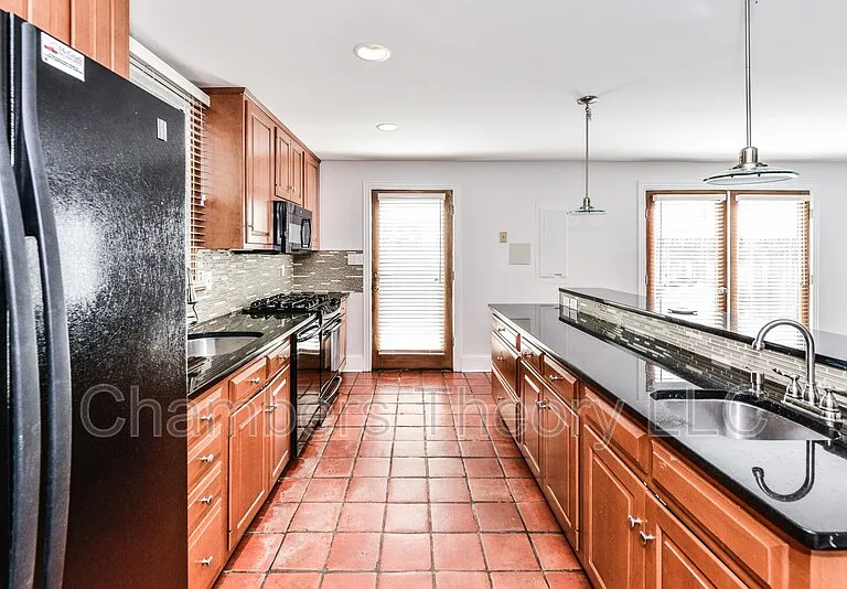 635 N West St — Photo 22