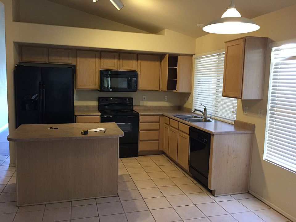 2nd image of 1013 N Joshua Tree Ln