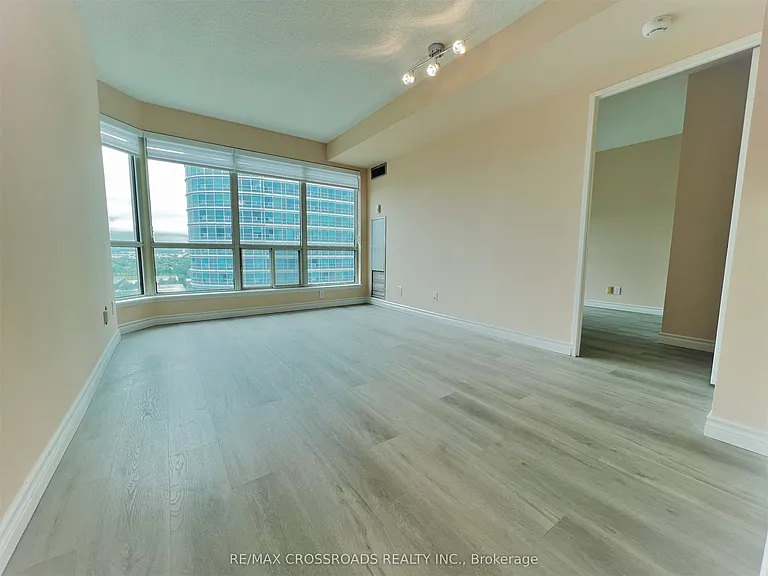 8 Lee Centre Dr #1702 — Photo 5