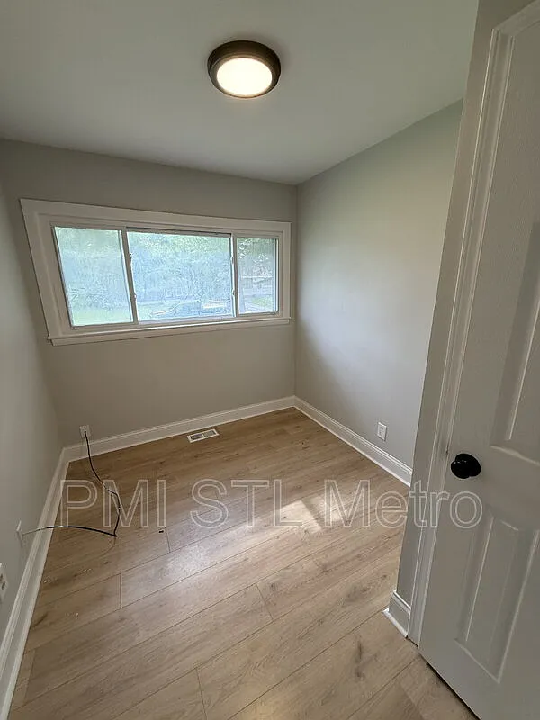 4 bed, 1.0 bath, 826 sqft, $1,525 — Photo 4