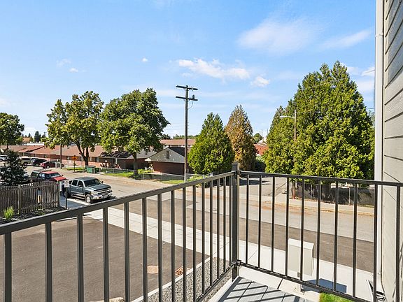 2nd floor balcony off of kitchen