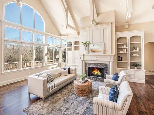 11602 N Canterbury Dr, Mequon, WI 53092