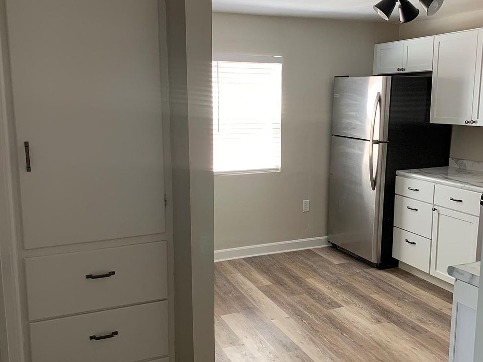 Hallway/Kitchen