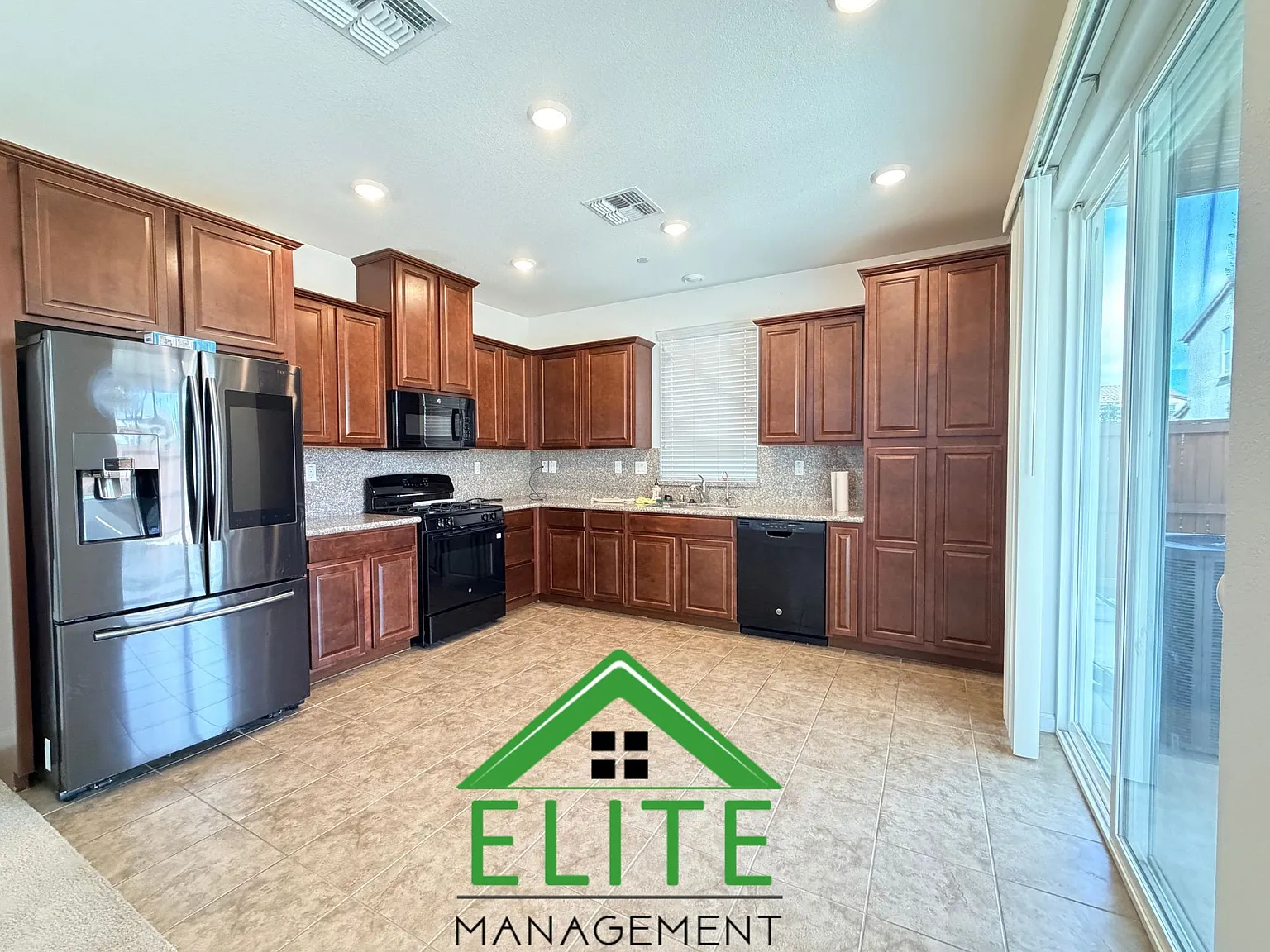 4 bed, 2.5 bath, 1835 sqft, $3,295 — Photo 4