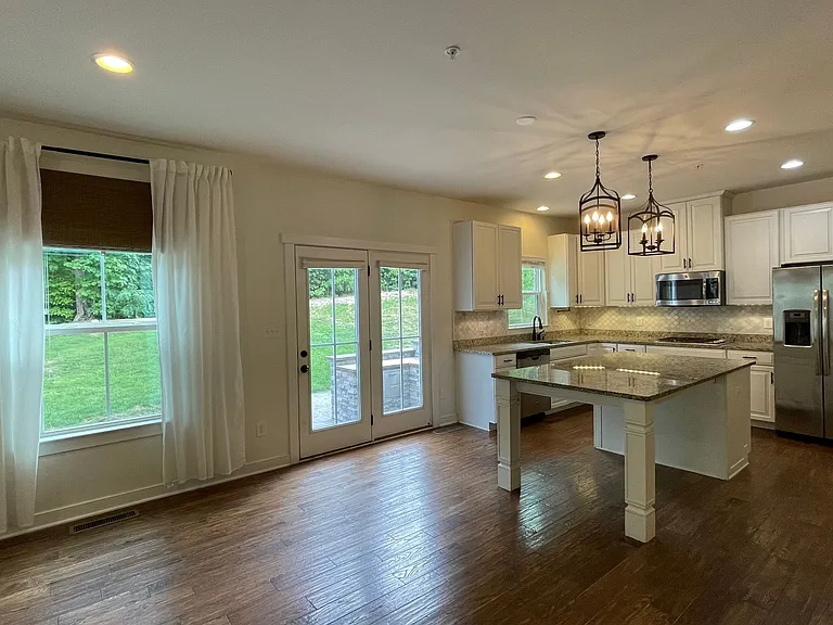2309 Harmsworth Dr — Photo 4