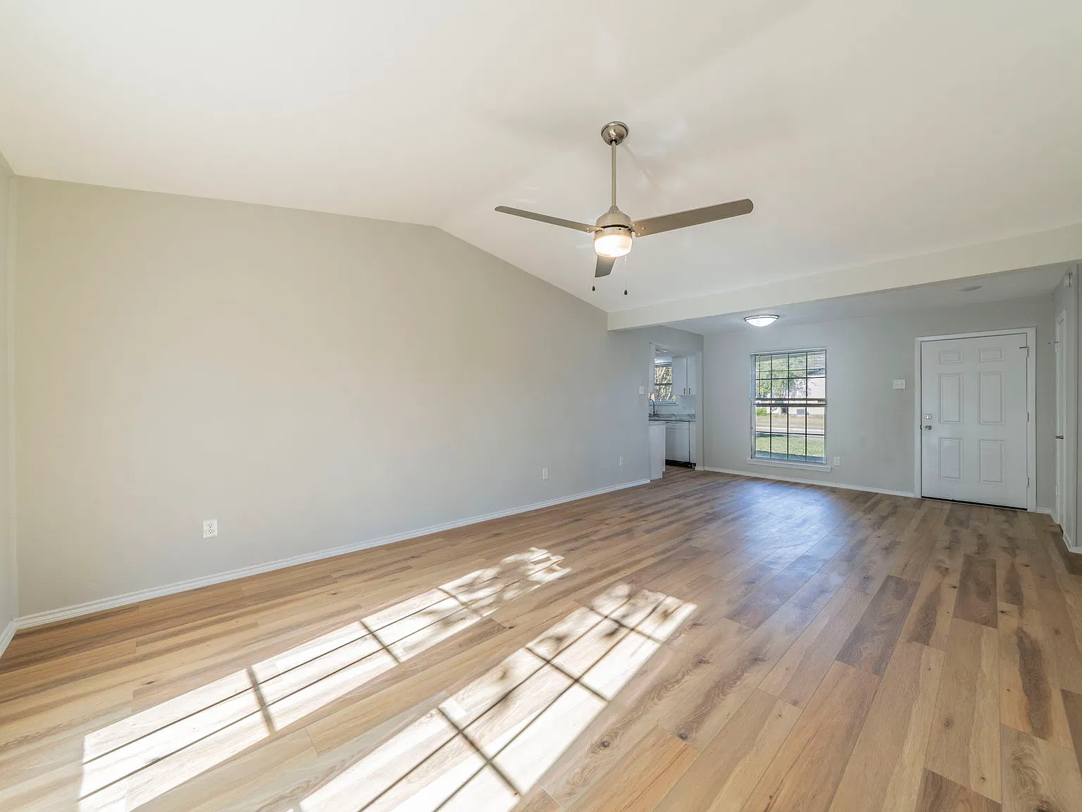 3 bed, 1272 sqft, $1,995 — Photo 4