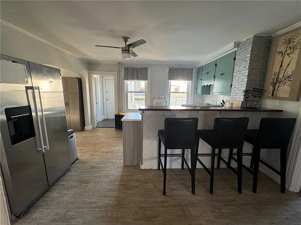 3 bed, 1.0 bath, 1400 sqft, $2,925 — Photo 2