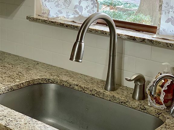 4th image of 15 Woodlands Dr